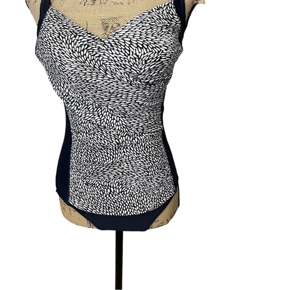 CROFT & Barrow Black and White One Piece Slimming Swimsuit Size 12 - Picture 7 of 12